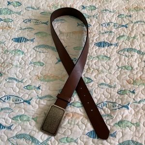 Woman’s leather belt with flower buckle